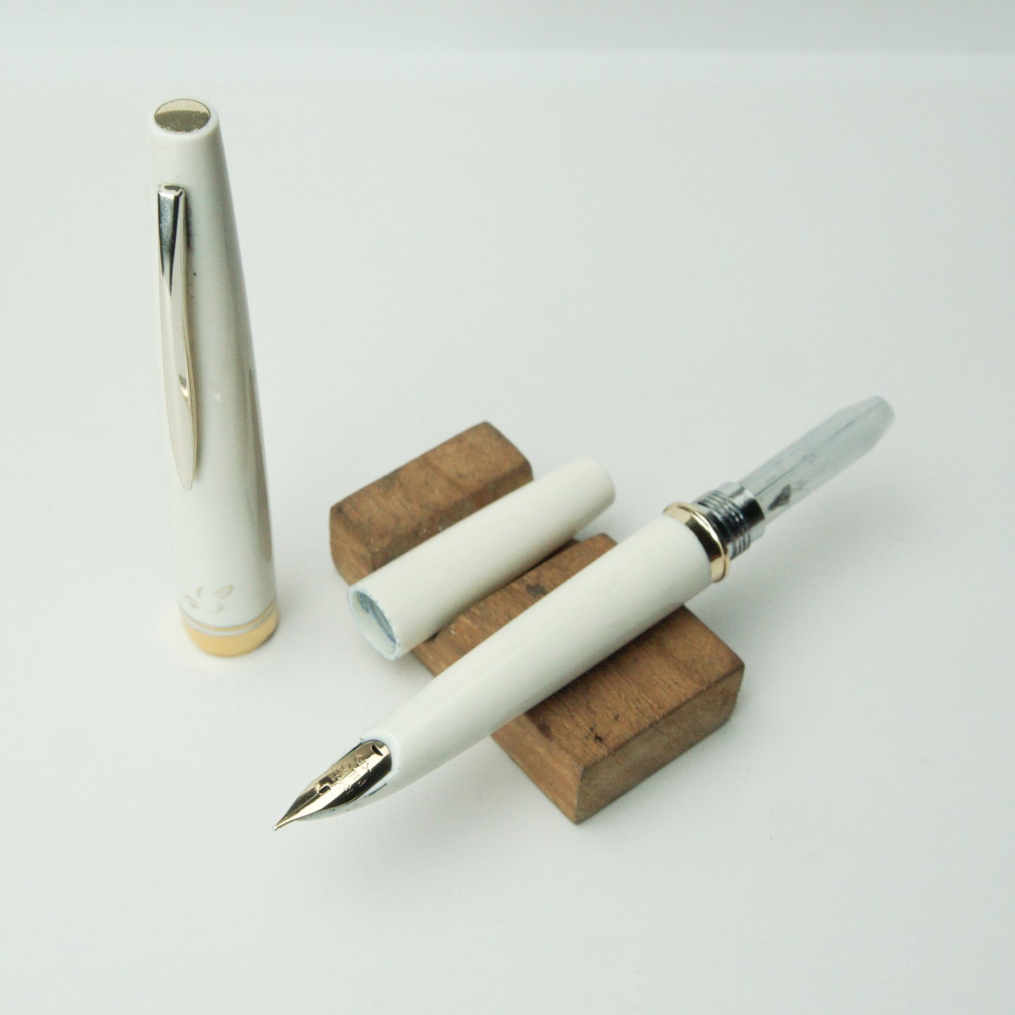 PILOT LADY POCKET "L" WHITE FOUNTAIN PEN (1974)