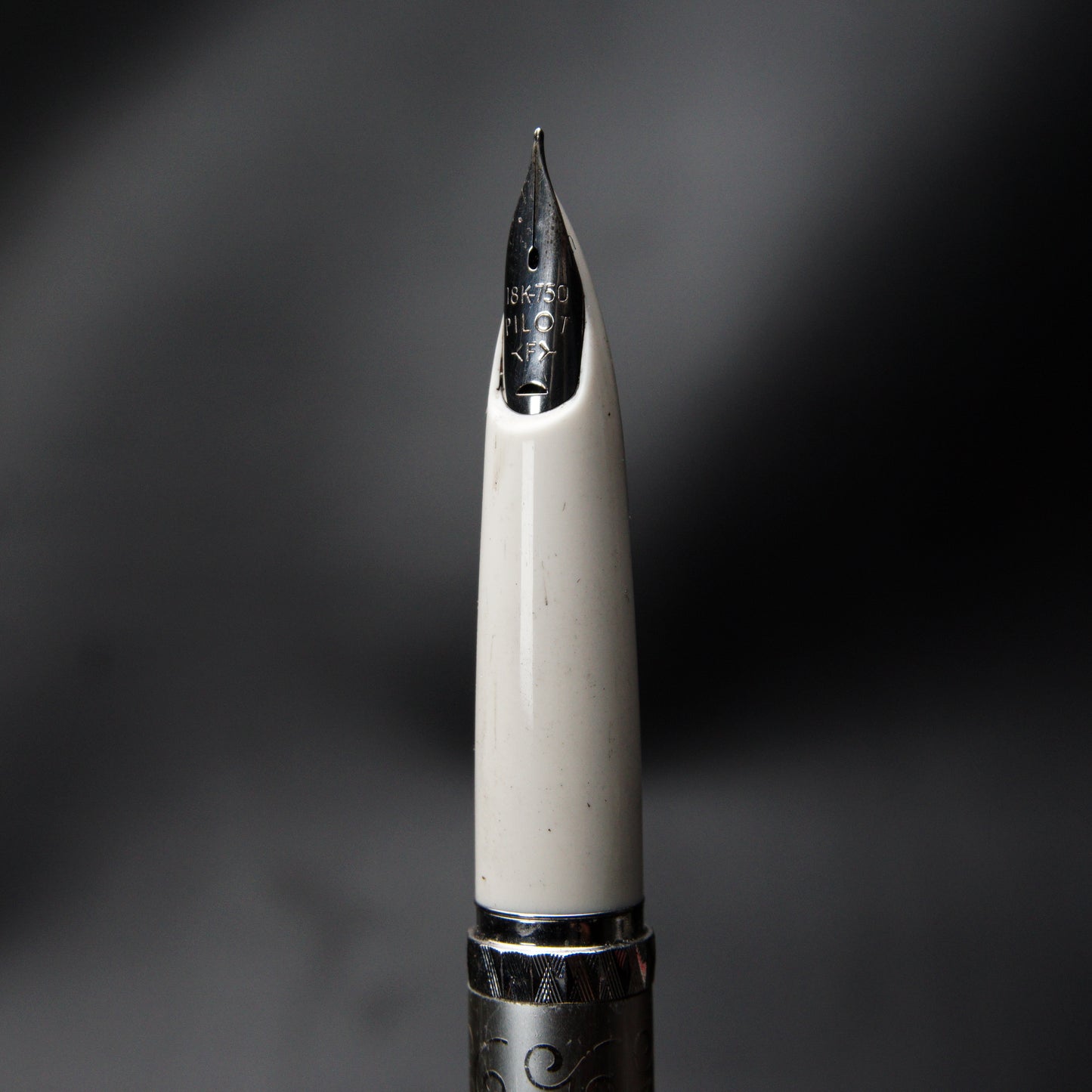 PILOT ELITE LONG FLORAL FOUNTAIN PEN (1972)