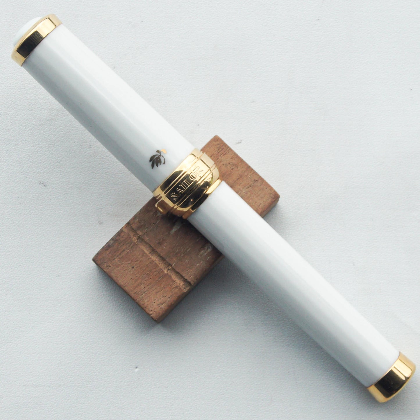 SAILOR ARITA YAKI 400th ANNIVERSARY KORANSHA WHITE PORCELAIN GT FOUNTAIN PEN (2008)