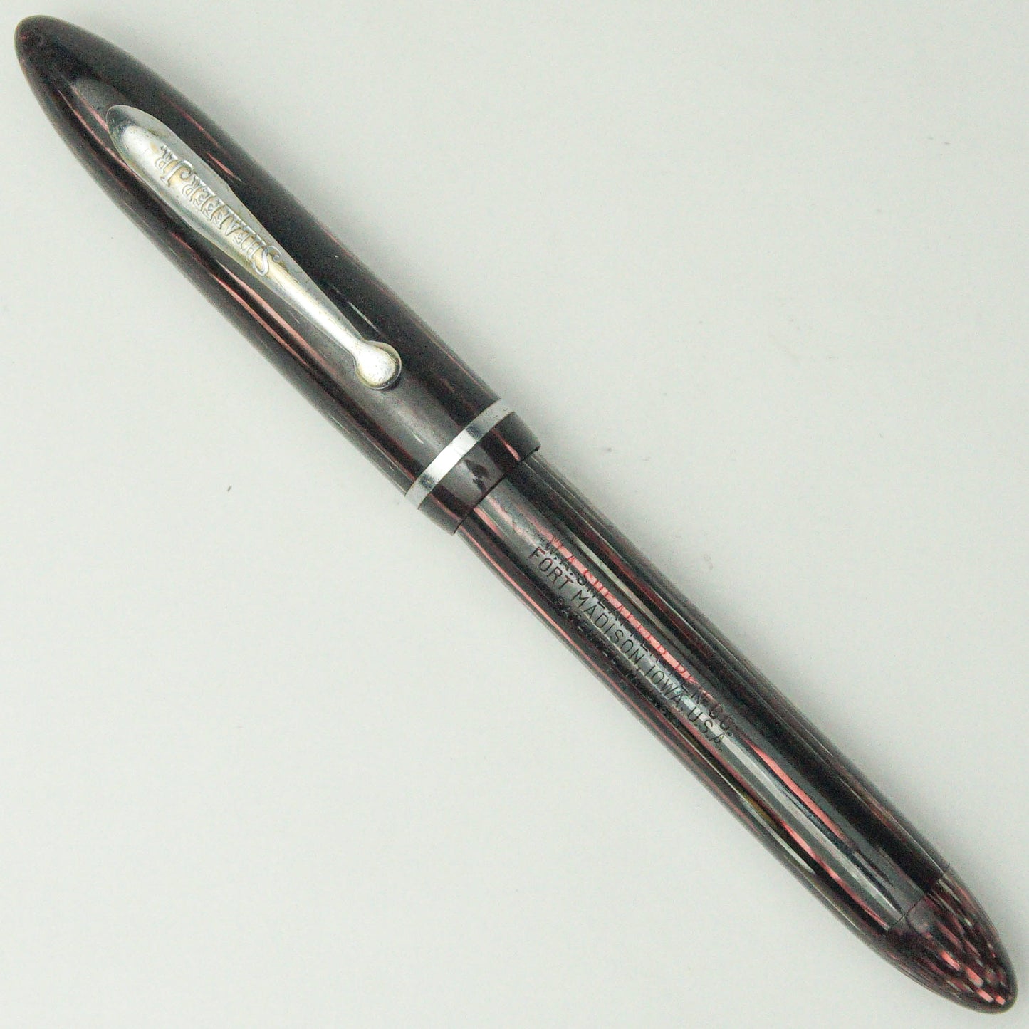 SHEAFFER BALANCE JUNIOR 275 RED CARMINE STRIATED FOUNTAIN PEN (1930s)
