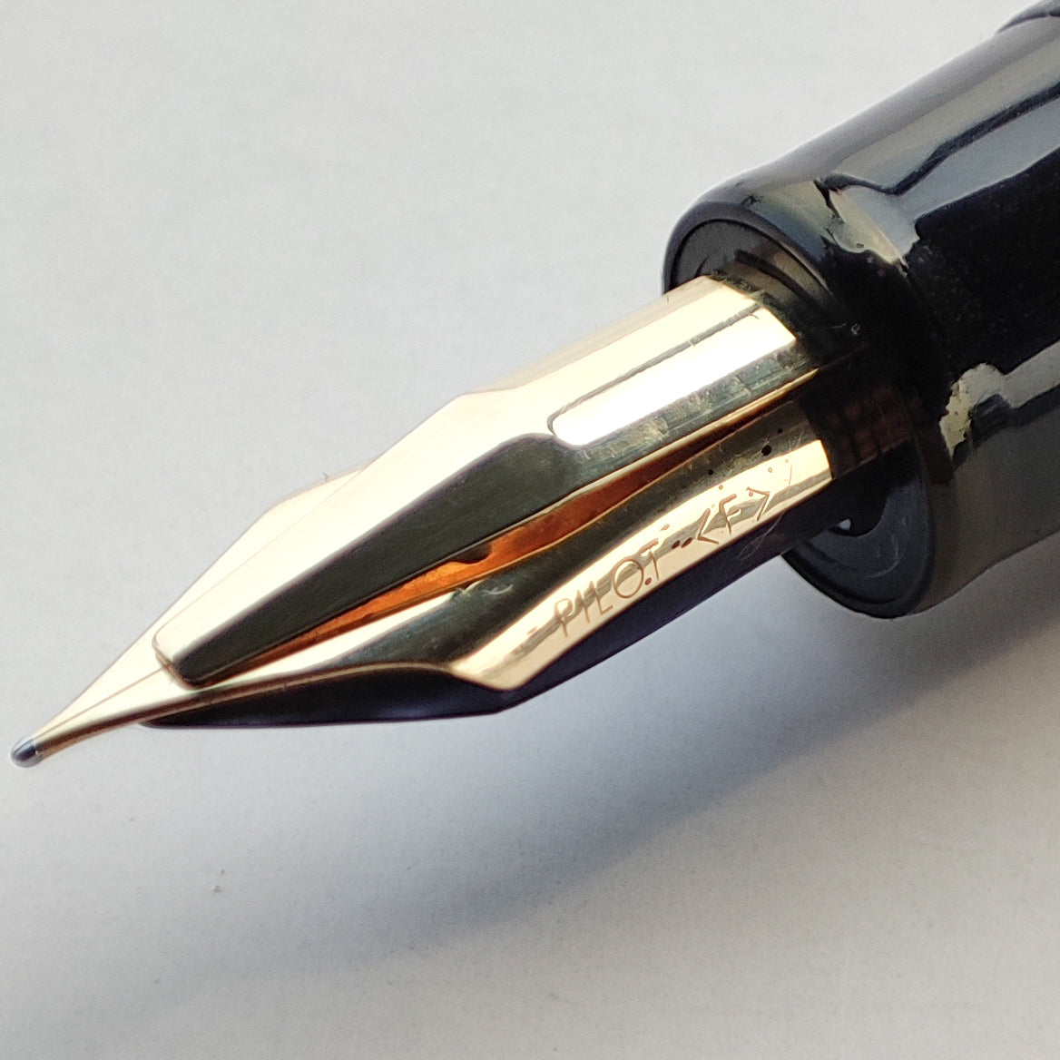 PILOT JUSTUS VINTAGE BLACK GT FOUNTAIN PEN (1979)