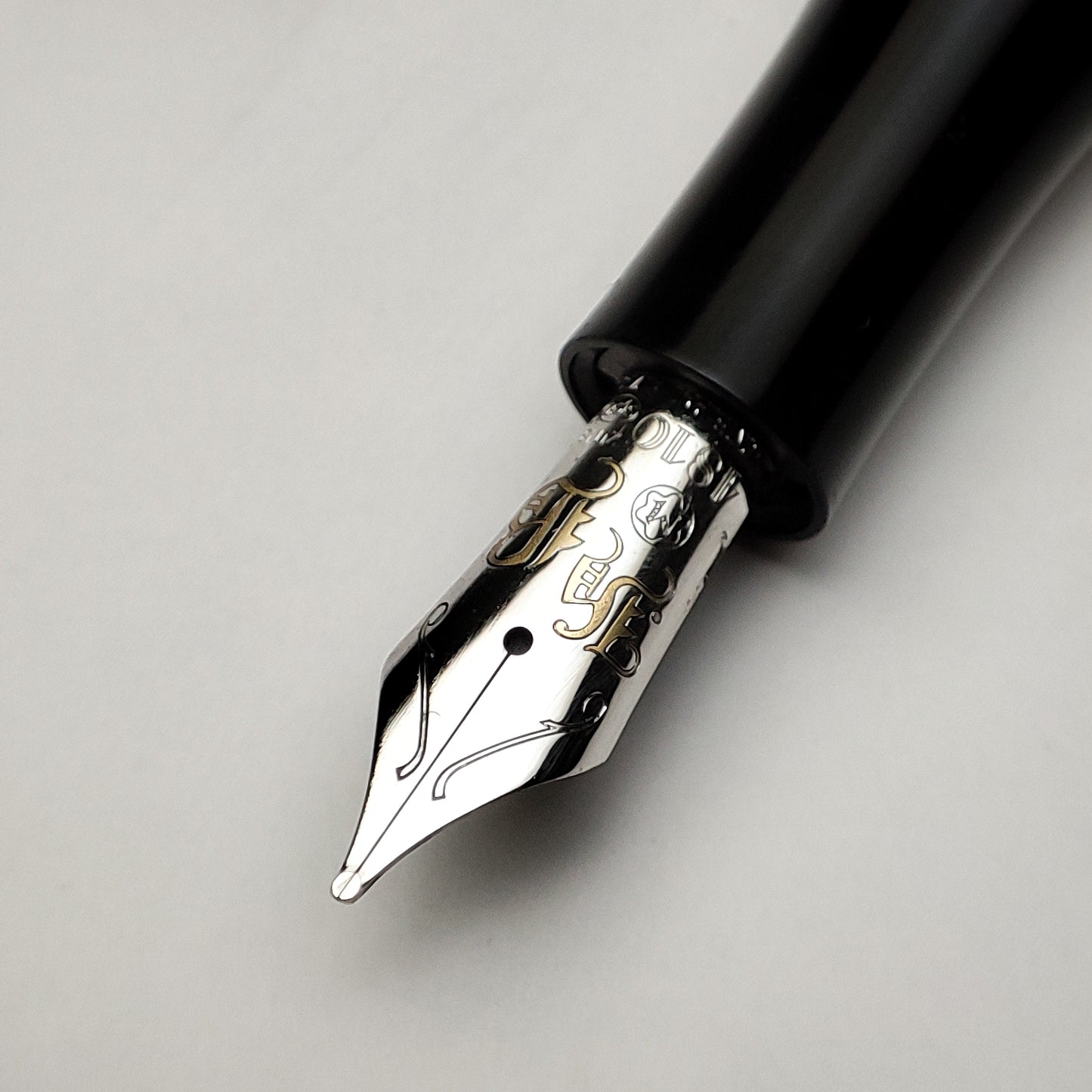 MONTBLANC WRITER'S EDITION HONORE DE BALZAC LIMITED EDITION FOUNTAIN PEN (2013)