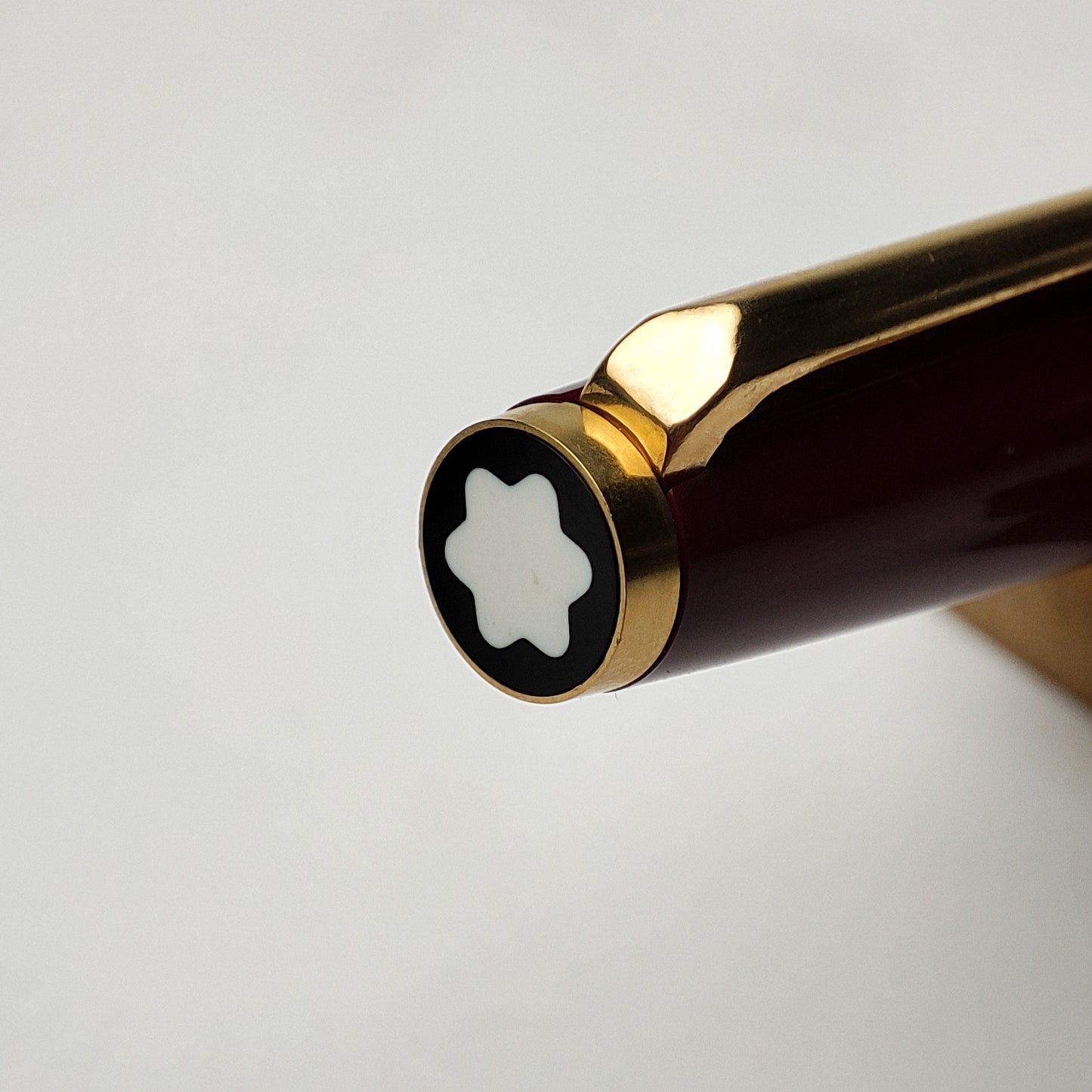 MONTBLANC 221P BURGUNDY FOUNTAIN PEN (1980s)