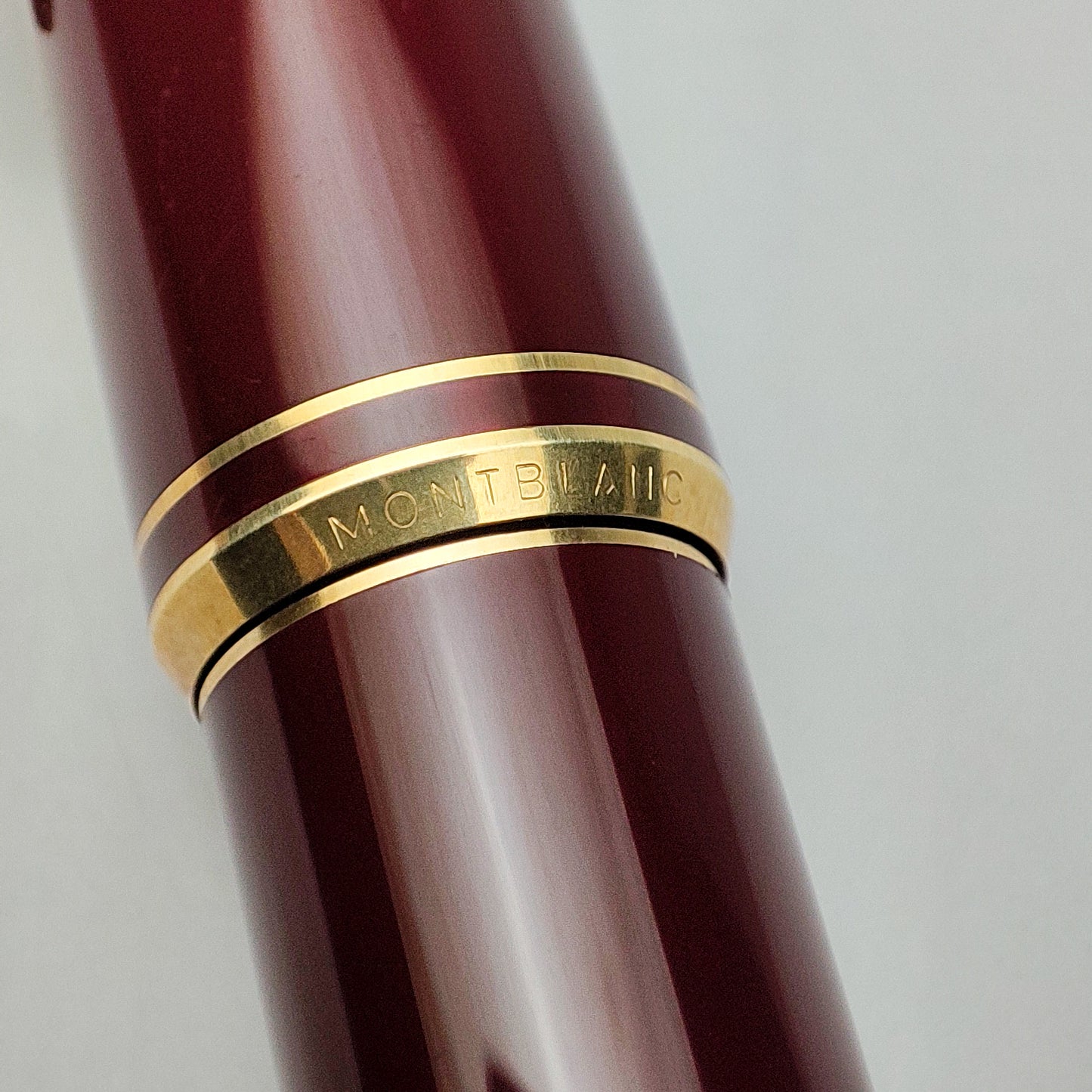 MONTBLANC 221P BURGUNDY FOUNTAIN PEN (1980s)