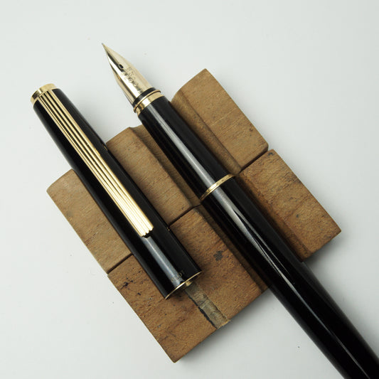 PILOT DELUXE BLACK LACQUER FOUNTAIN PEN (1979)