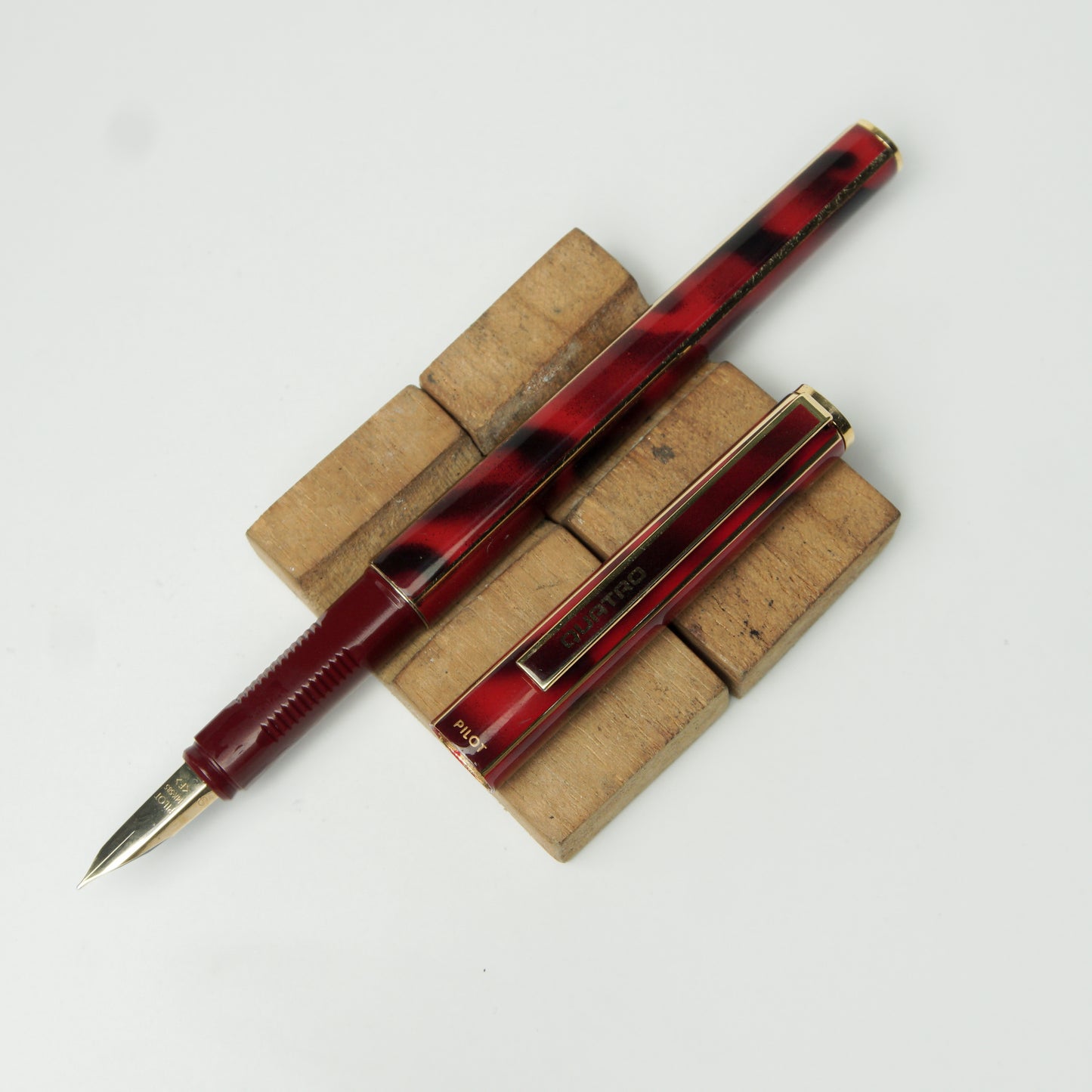 PILOT QUATRO RED MARBLE FOUNTAIN PEN (1985)