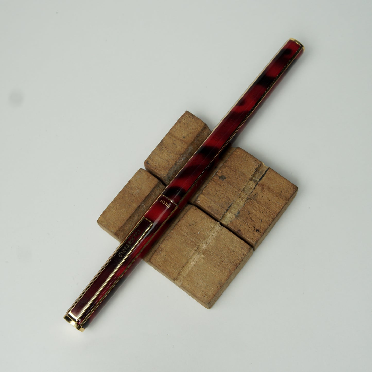 PILOT QUATRO RED MARBLE FOUNTAIN PEN (1985)