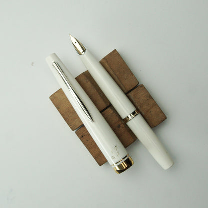 PILOT LADY POCKET "L"  WHITE FOUNTAIN PEN (1974)