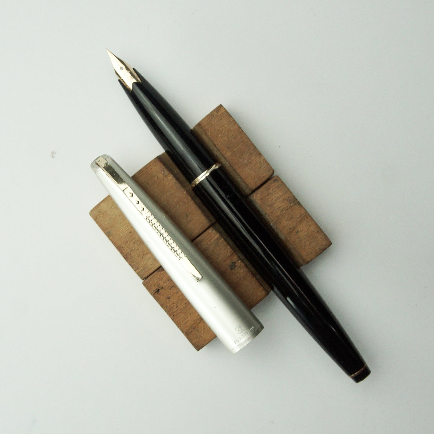 PLATINUM P-200 BLACK SATIN FOUNTAIN PEN (Pre-1968)