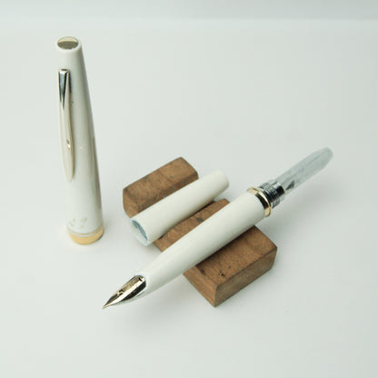 PILOT LADY POCKET "L"  WHITE FOUNTAIN PEN (1974)