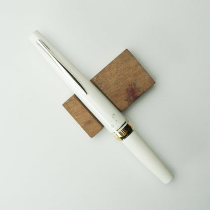 PILOT LADY POCKET "L"  WHITE FOUNTAIN PEN (1974)