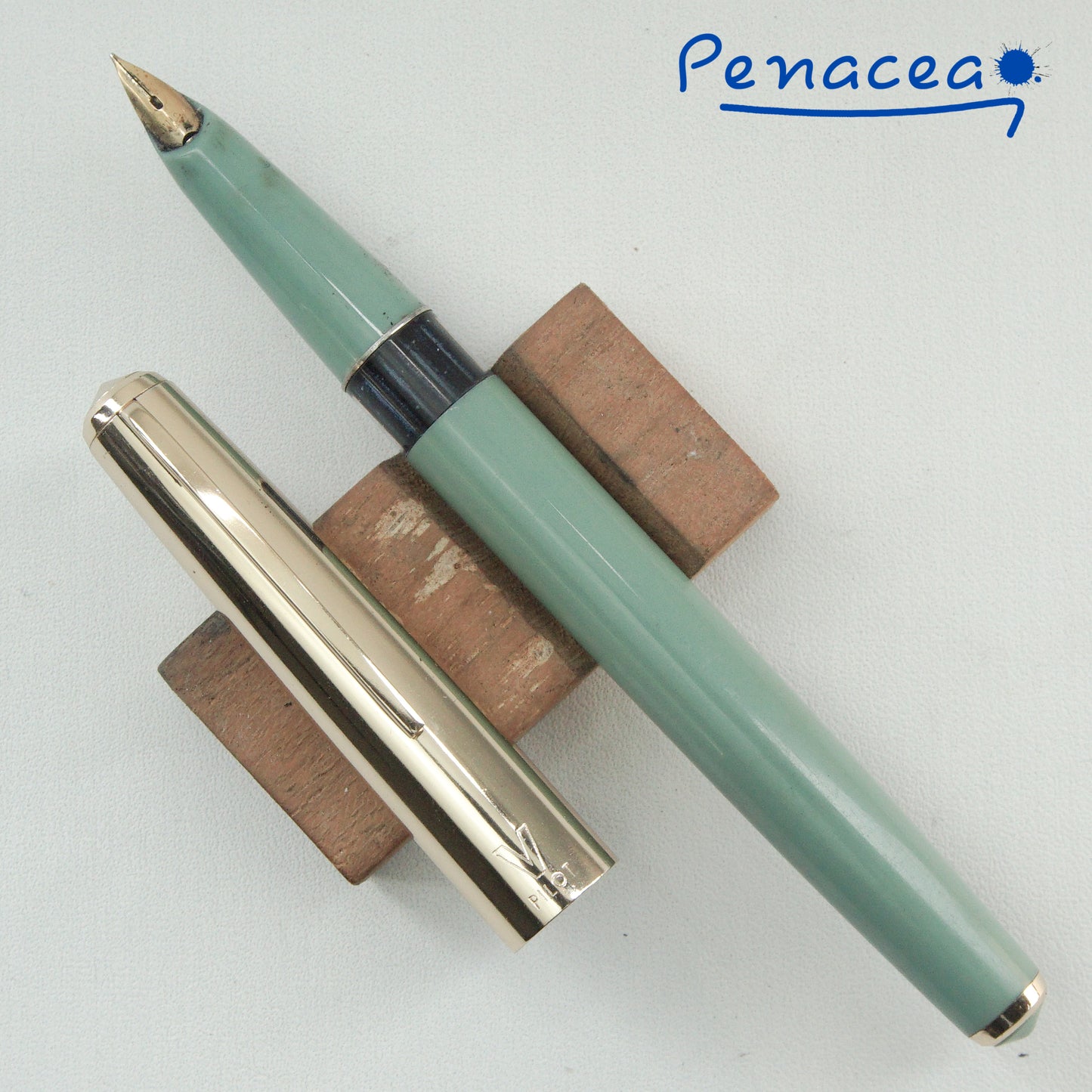 PILOT 100V PASTEL GREEN FOUNTAIN PEN (1961)