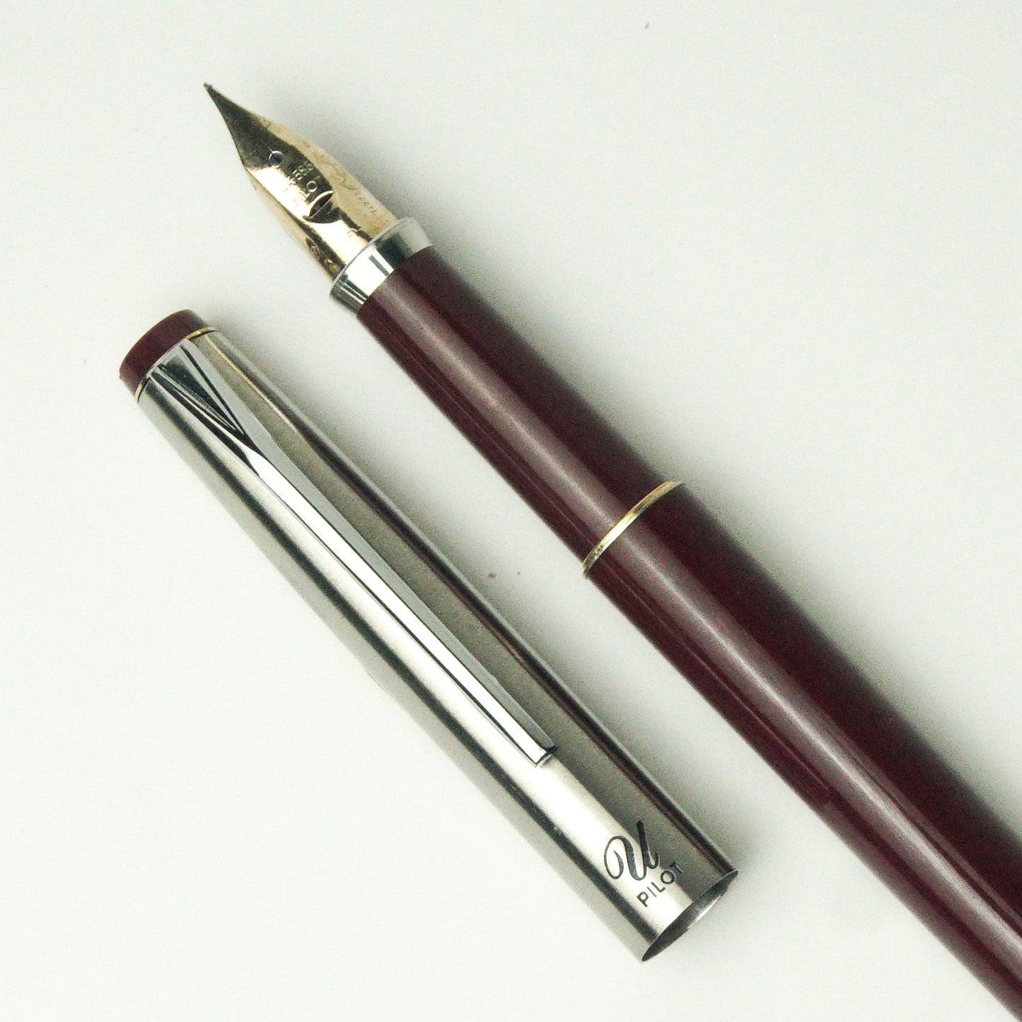 PILOT U BURGUNDY FOUNTAIN PEN (1977)