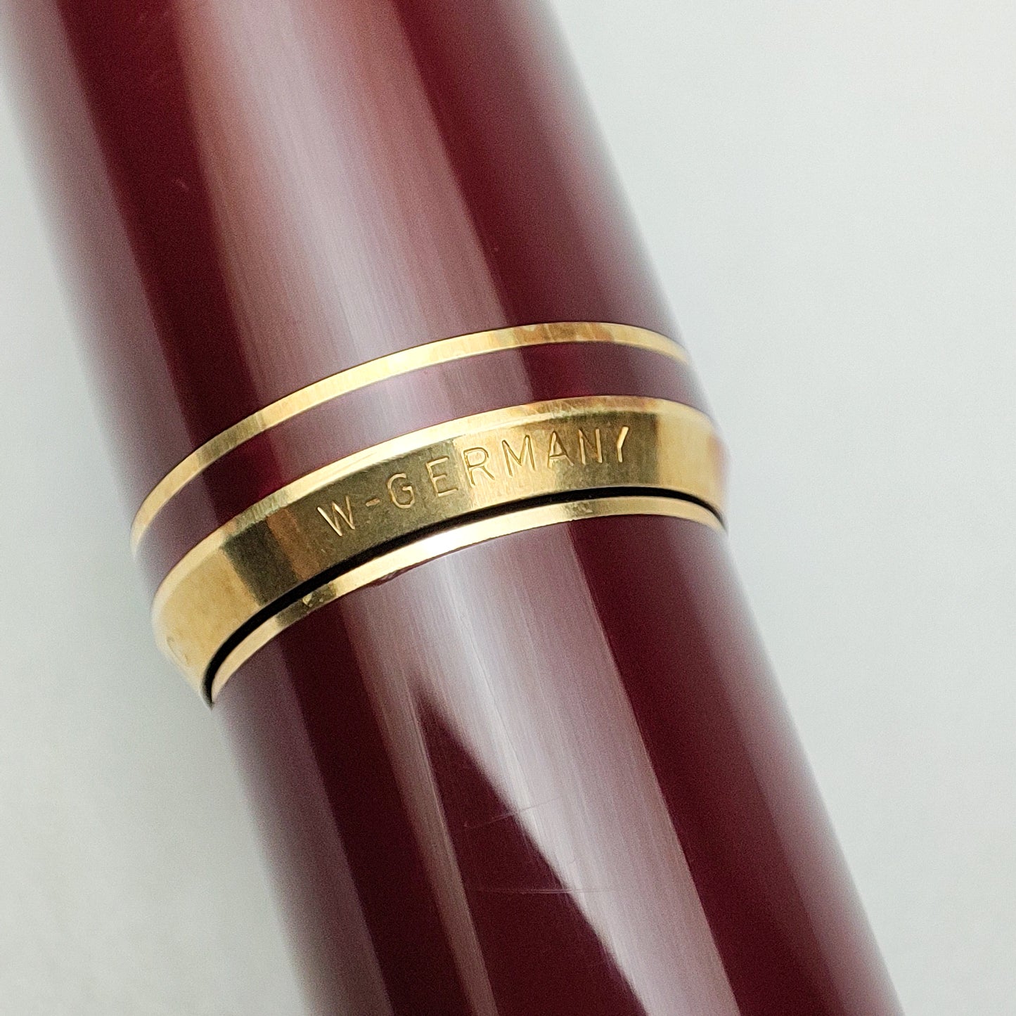 MONTBLANC 221P BURGUNDY FOUNTAIN PEN (1980s)