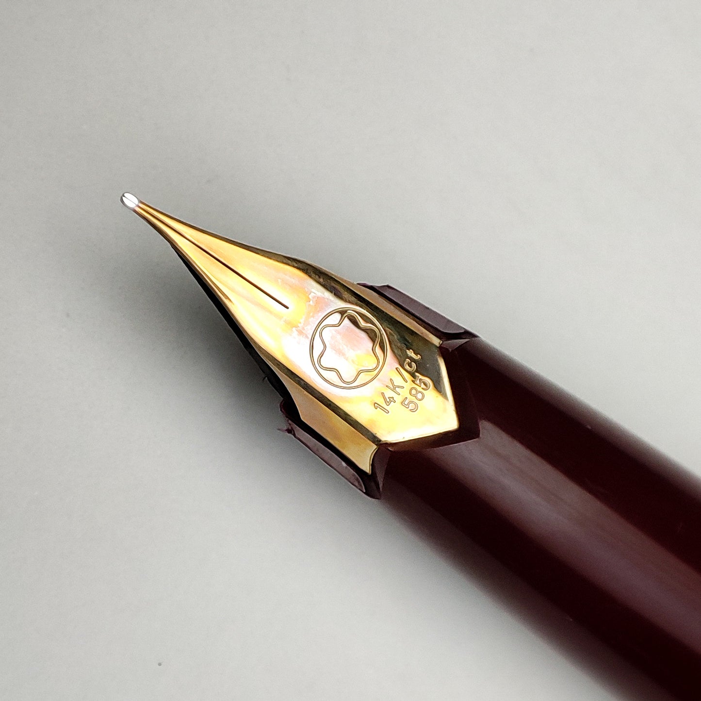 MONTBLANC 221P BURGUNDY FOUNTAIN PEN (1980s)