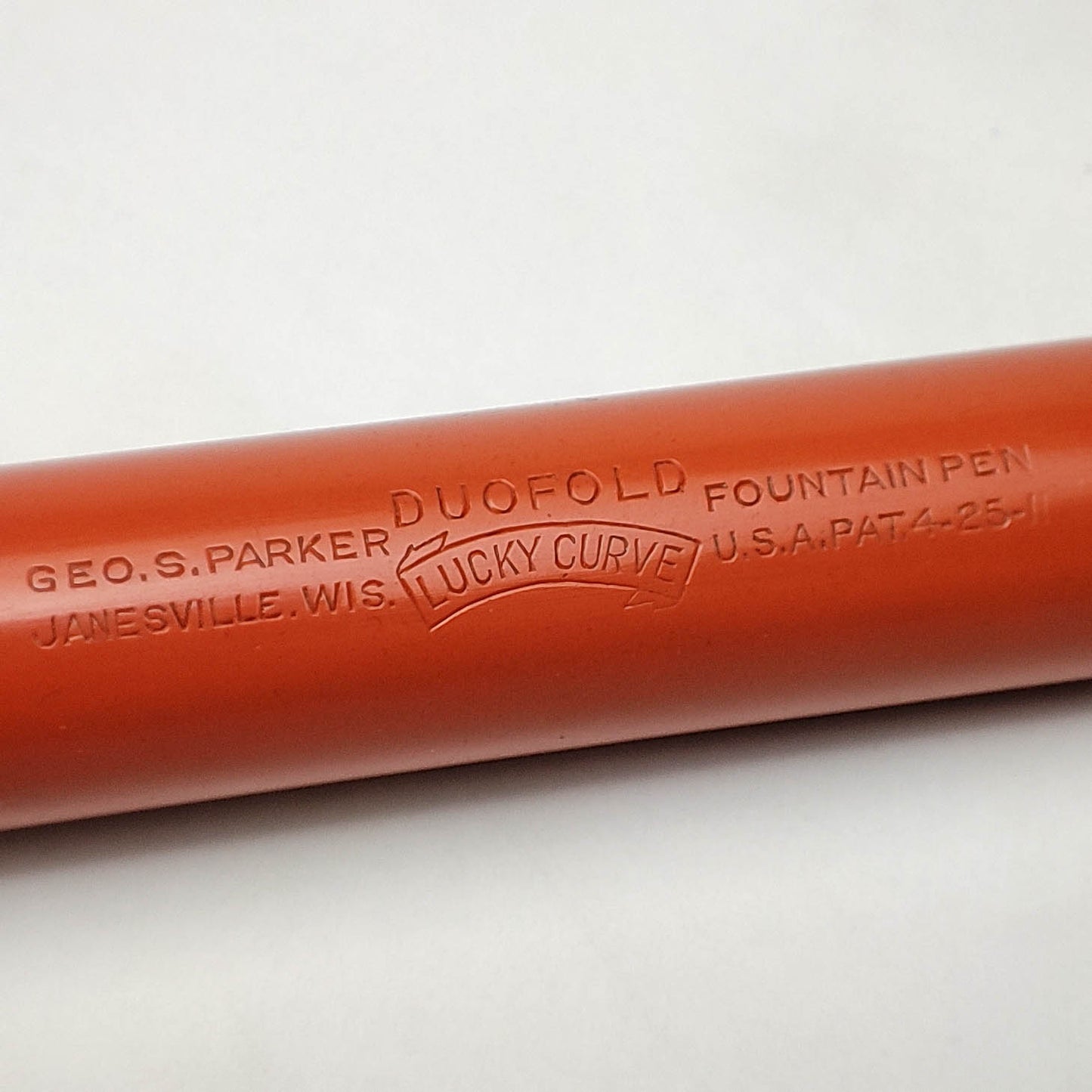 PARKER DUOFOLD LUCKY CURVE SENIOR RED PERMANITE FOUNTAIN PEN (1928)