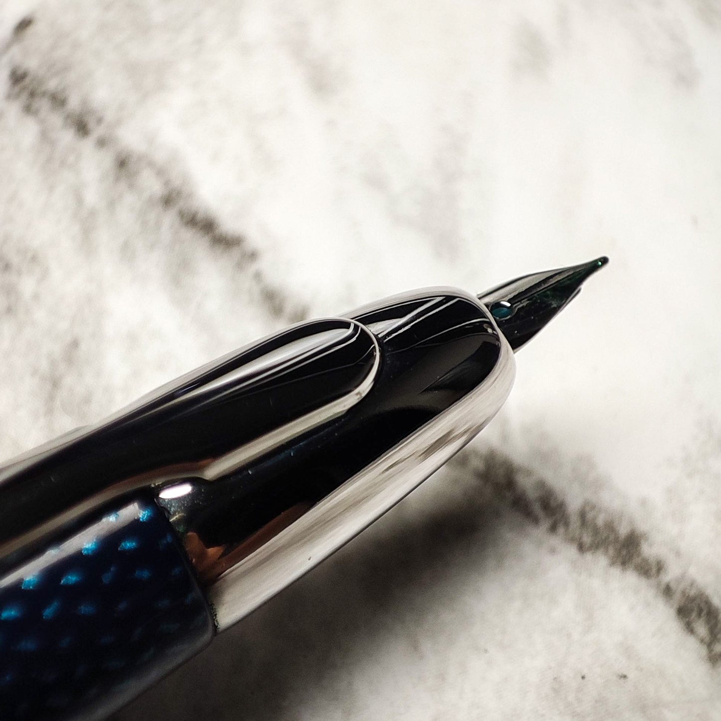 PILOT CAPLESS BLUE CARBONESQUE FOUNTAIN PEN (2011)